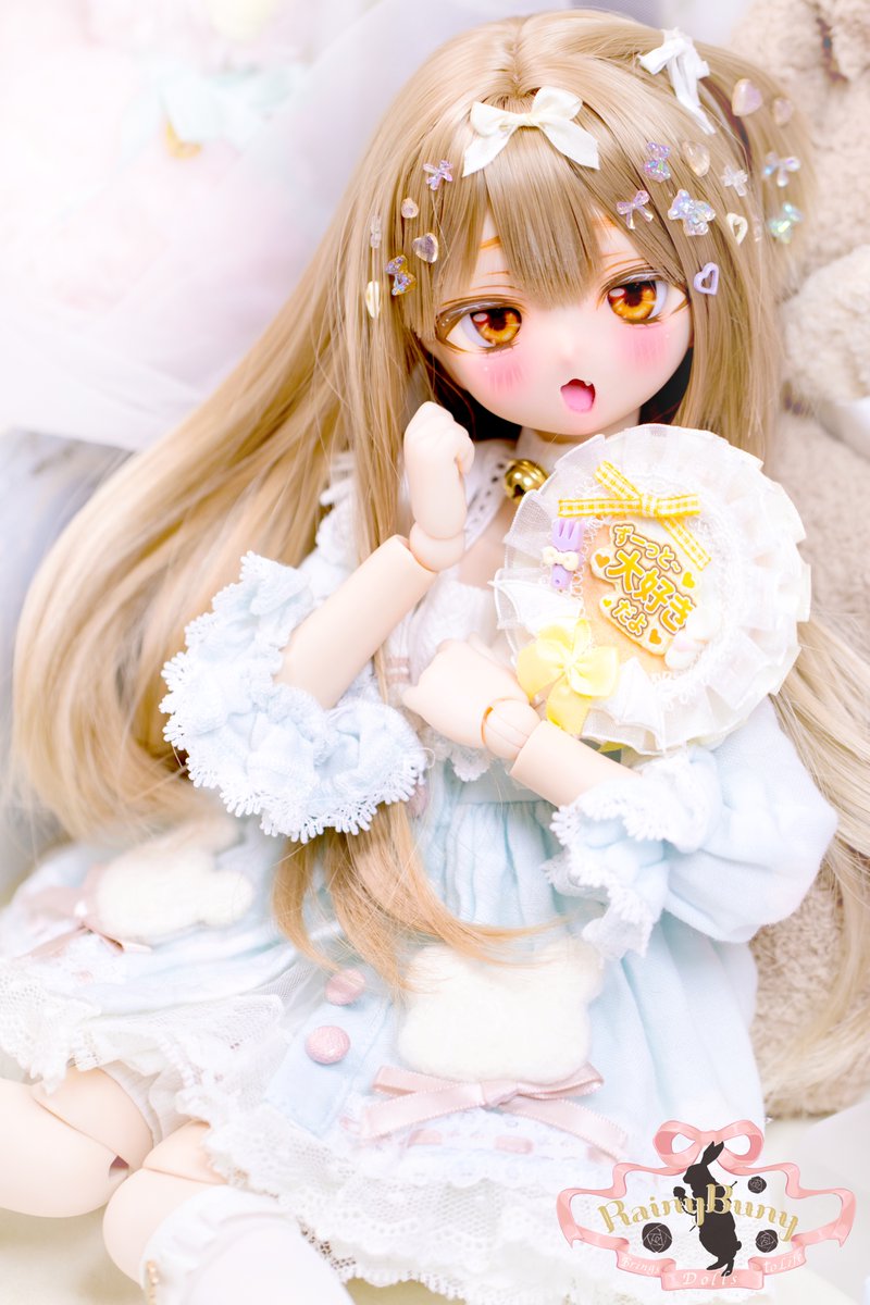 RainyBunny_bjd's tweet photo. 【 🐶 いぬぬちゃんオークション本日終了！⏰ 】
おはようございます🫶🏻
本日【9/6(日) 22:00】ついに終了です✨

「お迎えしても写真と違ったら…」
「上手く撮影できるかな？」と不安な方へ！ 
無加工のスマホ無加工ショットをお届け📱💖

お部屋が電球色なのでカメラ写真は色調整をしてますが、この子はスマホの適当な撮影でもこんなに可愛い！
特別な機材がなくてもそのまんま愛���しいです🐾

最後の最後まで素敵なご縁がありますように🏠✨
👉 応援の「いいね❤️＆RP」よろしくお願いします！👇💬

＃RAINYBUNNYの子
＃MDDはいいぞ
＃おはドール