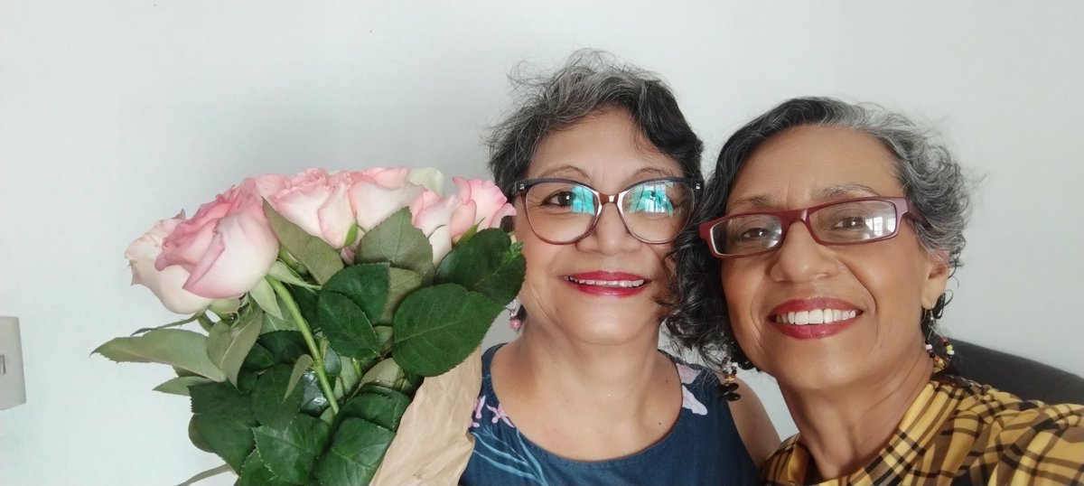 BrendaH2O66's tweet photo. ¿#QuéHacenLasHermanas Iduvina y Brenda Hernández un sábado en el mercado? 

Compran flores... 🤗 https://t.co/73rBXiCxiA