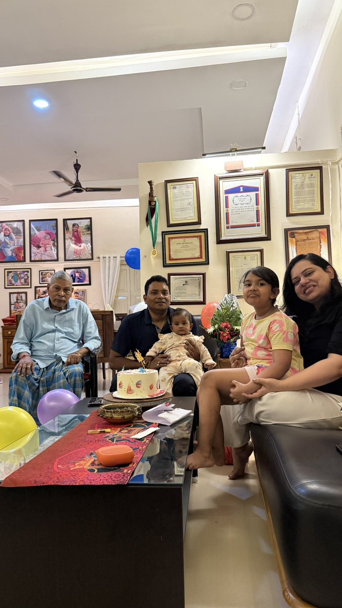 ipskumarashish's tweet photo. बारिश की हर बूंद कह रही है आज..
मुस्कुराने का भी होता हैं एक अंदाज… 
जन्मदिवस की हार्दिक शुभकामनाएँ.. 💐🎂💐🎂
@shekhar_devyani https://t.co/rr0Xuv4LLV