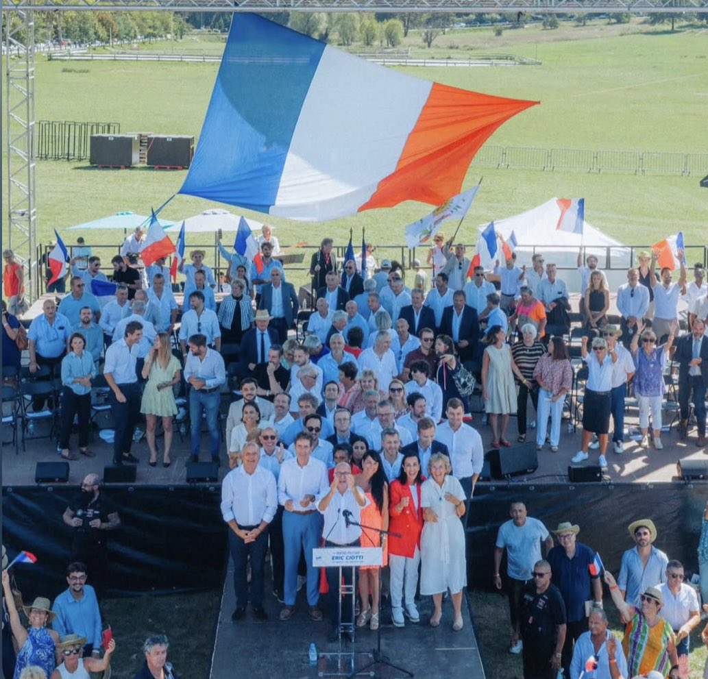 ClaireGeronimii's tweet photo. Plus de 6 000 personnes réunies aujourd’hui à Levens pour la rentrée politique d’@eciotti et du @partiudr !

Une mobilisation impressionnante qui montre une chose : l’union des droites n’est plus une idée, elle est en marche.

Une énergie immense, une même volonté : préparer l’alternance et redresser la France.

Cap sur 2027 ! 🇫🇷