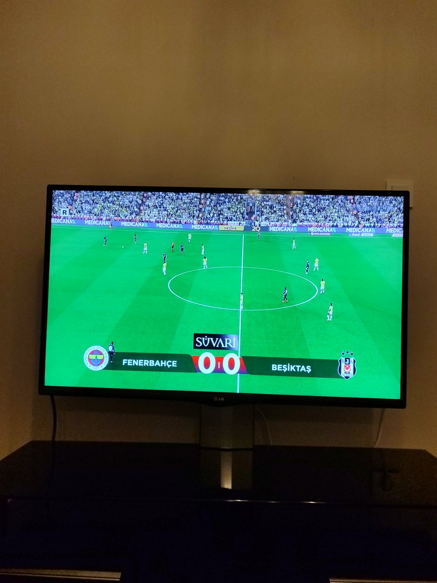 Basardogu's tweet photo. Fenerbahçe-Beşiktaş maçına bakıyorum...
Maçın 10.dakikası bitti.. 
Tempo gayet yerinde..
Derbi maçından beklenti biraz da bu elbet ama iki takım da kesinlikle iyi durumda...
Dengeli olma istekleri, oyuncuların tercihleri ve sakinlikleri, telaşlı oynayan 1 oyuncunun bile olmaması vb. Konularda 2 takım da gayet başarılı...

2 takımı da şimdiden tebrik etmek lazım.. 
Kesinlikle iyi durumdalar...

2 takımın da görüntüsü Trabzonspor ve Galatasaray'dan dengeli ve öne doğru oynayabilen görüntüdeler...
Ayrıca daha çok da koşuyor olabilirler..

Tabi derbi maçı bizi biraz yanıltabilirde.. 
Ama Beşiktaş'ı kaybettiği Alanya maçında da izlemiş vebbeğenmiştim o da ayrı konu..