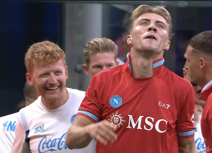 TouchlineX's tweet photo. 2-0 Napoli.

GOOOOOAAAAAAAALLLLLL RASMUS HOJLUND !!!!!!!!!!!!!!!!!!!!!!!!!!!!!!!!!! THE FORMER MANCHESTER UNITED STRIKER HAS DOUBLED THE LEAD VS INTER !!!!!!!!!!!!!!!!!!!!!!!!!! THIS IS INCREDIBLE !!!!!!!!!!!!!!!!!!! 🔥🔥🔥 https://t.co/DwIq0sIY1U