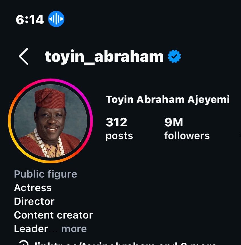 Am_bodewilson's tweet photo. People dragged FA for posting pics to celebrate her birthday d same day Ogogo was buried.  
Nollywood has moved on after the burial.  
Yet TA still has this man's pic on her profile pic &amp; background image.

Even d daughters of d deceased did not use it as their DP.  

Hypocrite! https://t.co/g2pddiOcGA