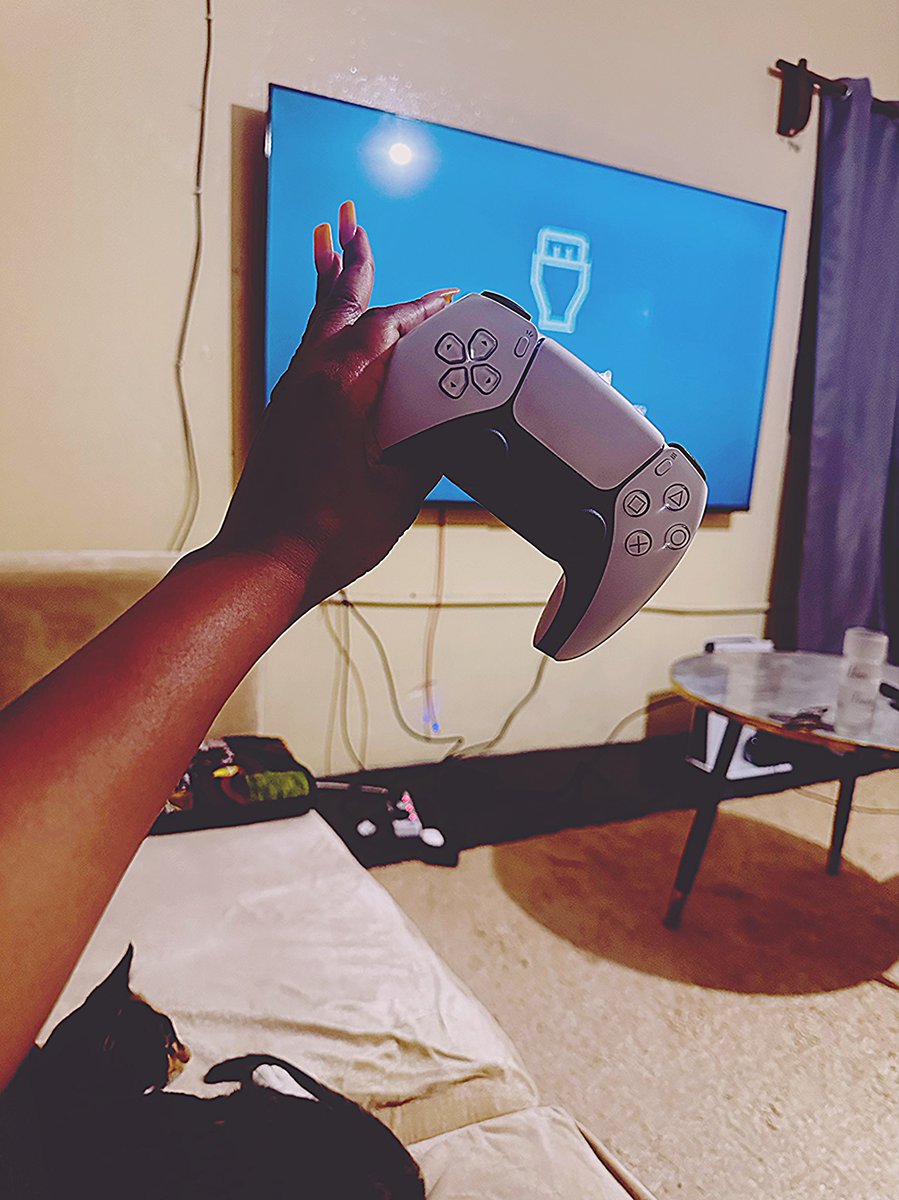 ChoolweM_'s tweet photo. Weekends are for gaming🥂🎮 https://t.co/KAWTRYj8JZ