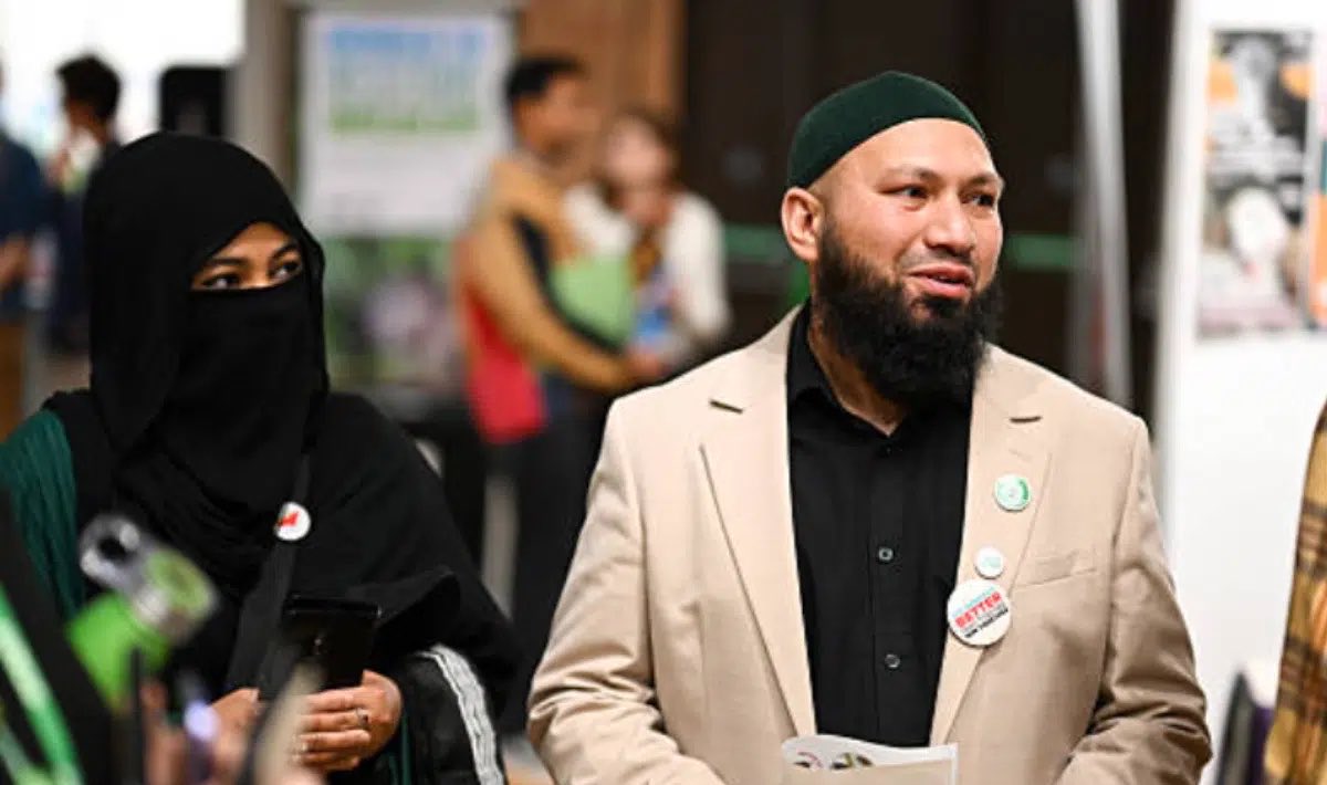 GBPolitcs's tweet photo. 🚨NEW: Green Deputy Leader Mothin Ali has been revealed to be a landlord, owning two rental properties in Leeds

This comes as the Green party are currently pledging to abolish landlords https://t.co/YqXgam3pU7