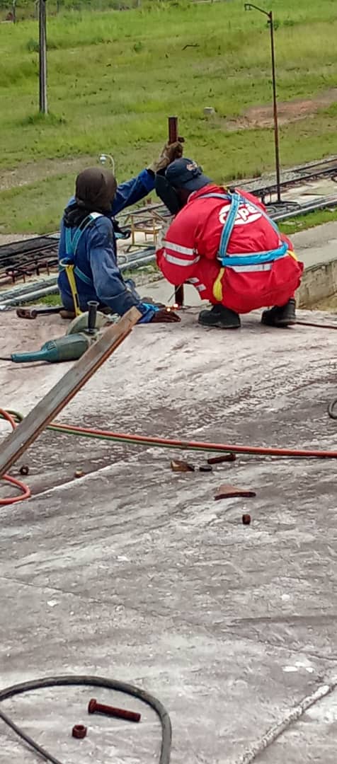 EmpetStgo's tweet photo. Sin prisa pero sin pausa. Se trabaja en los tanques 3 y 4 de la Comercializadora Las Tunas. 🇨🇺💯👍
#empetvapormas
#PetrolerosPorCuba 
#empetvapormas https://t.co/eyQM86QLAI