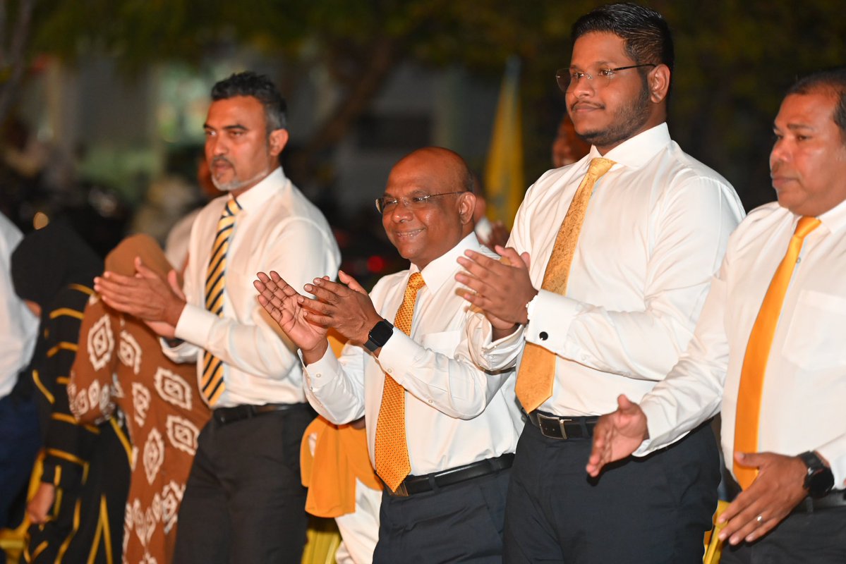 Kudathuthu's tweet photo. ދިވެހިން ވެއްޓިފައި މިވާ އިގްތިސޯދީ އަދަވަޅުން ސަލާމަތް ކުރެވޭނެ ވެރިޔަކީ އަބުދުالله ޝާޙިދުކަން ޔަޤީން. 

#zamaaneeraajje
#zamaanyraajje #fudhuntheriraajje #shahid2028 #MDP #KFC📍 https://t.co/dgLWiwWAic