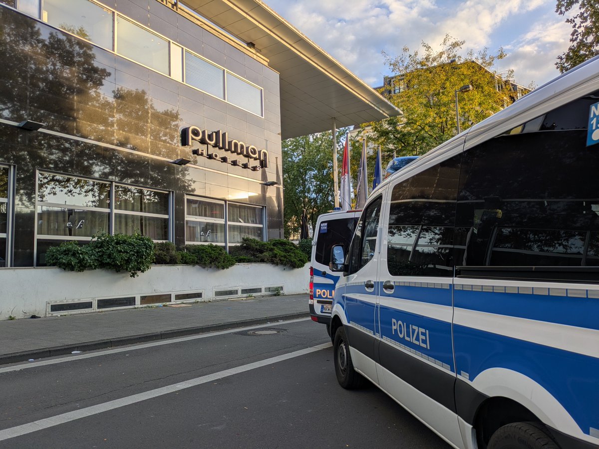 jugendinfo's tweet photo. Im Vorjahr hatte die Polizei den Ort für den späteren 12-Stunden-Kessel minutiös geplant. Das ging aus Aussagen von Anwohner:innen hervor, die Stunden zuvor Beamte bei Vorbereitungen beobachtet hatten.

Ob es auch mit dem Hotel Pullman im Vorfeld gegeben hatte, ist nicht geklärt. https://t.co/5dcVVsb0IR
