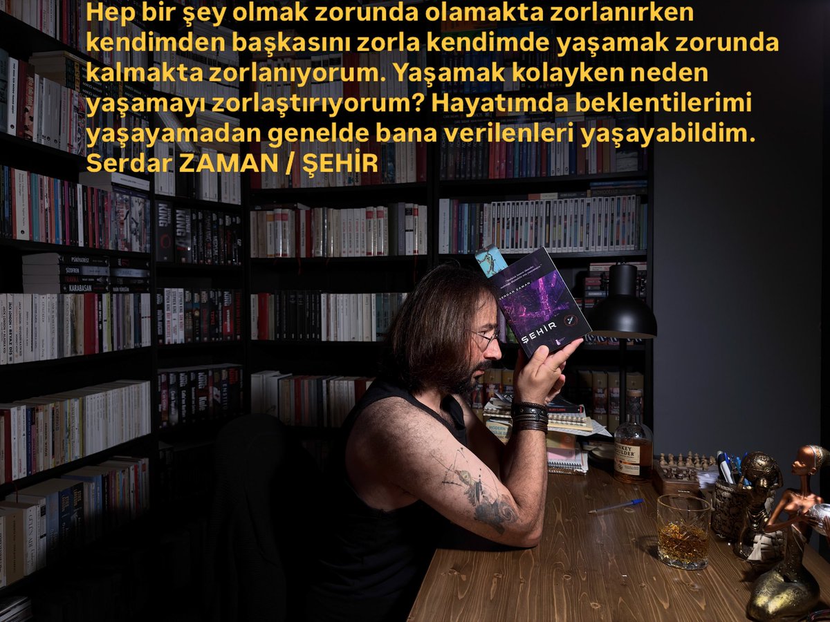 serdarzaman's tweet photo. Bir A’ ya yakışmayan davranışlarda bulunuyorum. B barda öfkeli, sıkılmış beni bekliyordur; yarın çocuğu almayacağım, bu nedenle D kin güdüyordur. Ben ise ne yapıyorum? Kendimi affettirmeye, tekrar gönüllerini kazanmayı hiç düşünmüyorum, tasalanmıyorum, bir umursamazlık ve gamsızlık çöktü duygularıma, zihnime. Neden böyle oldum? Belki de fark etmiyorum böyle bir kişiye evrildiğimi, böyle ansızın bir değişim. İnsan aynı insanın aynı konuşmalarını, davranışlarını, görmekten ve dinlemekten sıkılır, yorulur. Bir kelimeden sonra hangi kelimenin geleceğini bilmeye tahammül edemem ya da şehir beni tamamen ele geçirdi ve kontrol ediyor, hep geç kalırdım, koşarak giderdim, şimdi yolu uzattıkça uzatıyorum. D ile hep kavga ederdim ama hep özür dilerdim, şimdi böyle bir şey yapmıyorum. Kendimi suçlu bulup yargılamayı ve cezalandırmayı bırakmalıyım. Bu akşam gençliğime gitmeliyim, bir süre o yollarda yürümeliyim, berduşluk, züppelik, yapmalıyım, şu an ki kendimi bir kenara atmalıyım. Hep bir düzen içerisinde düzene sadık olmak, bir yerlere yetişmek zorundayım, çalışmak zorundayım, hep iyi olmak zorundayım, hep kurallara uymak zorundayım, hep çevremdeki insanlara benzemek zorundayım. Hep bir şey olmak zorunda olmakta zorlanırken kendimde başkasını zorla kendimde yaşamak zorunda kalmakta zorlanıyorum. Yaşamak kolayken neden yaşamayı zorlaştırıyorum? Hayatımdaki beklentilerimi yaşayamadan genelde bana verilenleri yaşayabildim. Şehrin kaldırımları üzerine değer adımlarımız, insanları taşırlar üzerinde, insanlar yürürler üzerime doğru, ben yürürüm üzerlerine doğru, umut yolcularıyız, umut ettiğimizi arar dururuz, yorulmadan ve usanmadan, şehirdeki insanların tükenişi peyderbeydir ve hiç farkına varamayız. Ölüm ansızındır, hiç bilemeyiz, doğum ve ölüm arasındaki bir çizgide yaşayamıyorum, sadece o küçük aralıkta sıkışıp var oluyorum, ne doğuyorum ne de ölüyorum, hep varım.

Serdar ZAMAN
ŞEHİR
Sokak Kitapları Yayınları
S: 114