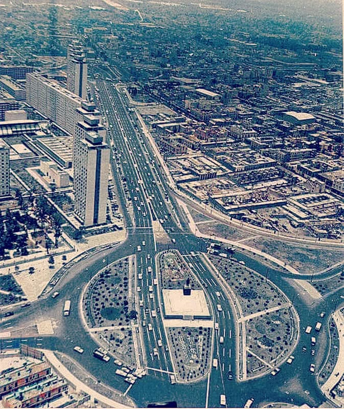 MishArqT's tweet photo. Una toma aérea de la ampliación de Paseo de la Reforma, recién inaugurada en 1964. Del lado izquierdo, se observan algunos de los edificios de la tercera sección de la unidad habitacional Nonoalco Tlatelolco, así como el Jardín de Santiago. A la derecha, se extiende el llamado "barrio bravo" de Tepito. En medio, el Monumento a Cuitláhuac, dando su nombre a la Glorieta que lo rodea.