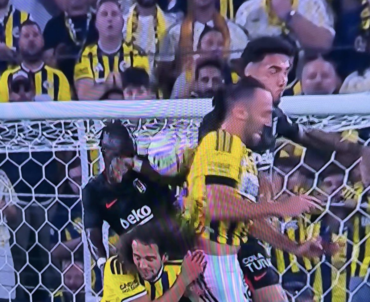 ddogukankaya_'s tweet photo. Dakika 18 olaitan el ile oynuyor. Penaltımız verilmiyor

Aynı pozisyon Fenerbahçe’nin golü iptal olmuştu

#FBvBJK https://t.co/ceT45NTRNE