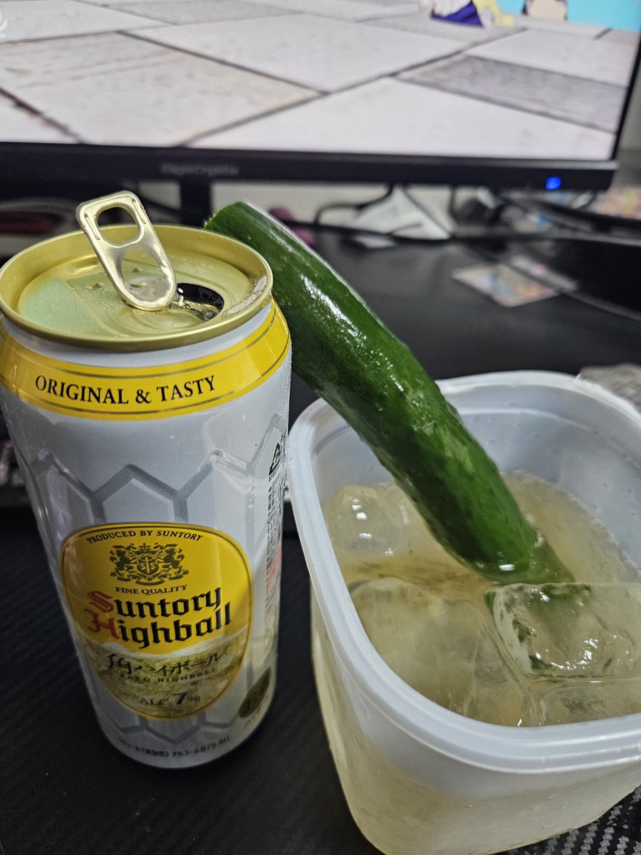 vrc_beni's tweet photo. ずっときゅうり食べてるんだけど
めんどくさいから酒に入れた https://t.co/t1eNbDNchd