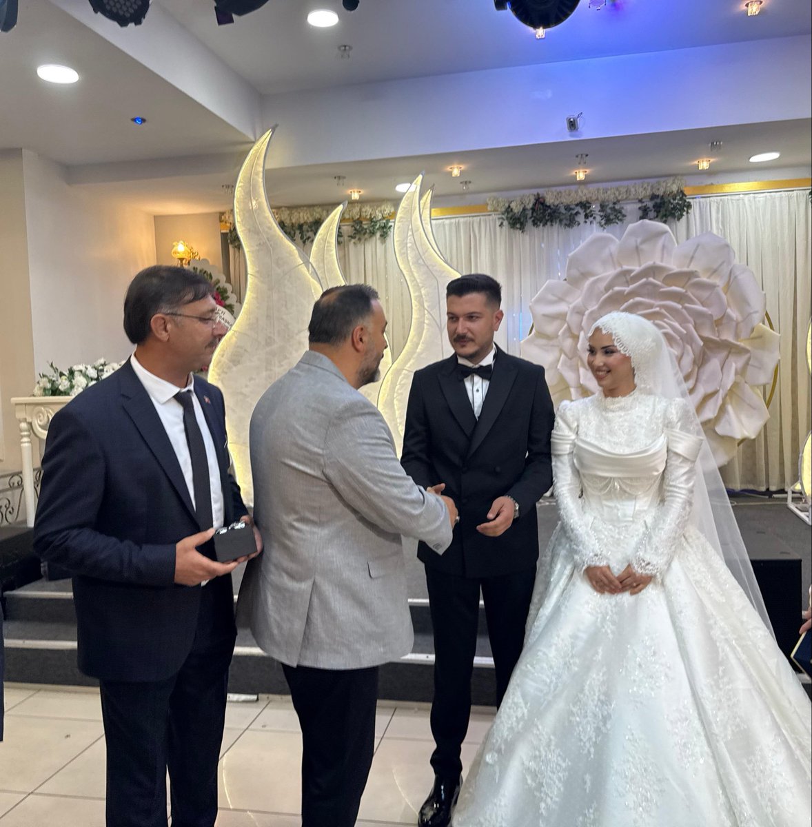 Behadir's tweet photo. Zümrütevler Teşkilat Başkanımızın kıymetli oğlunun düğün merasimine katılarak bu mutlu günlerine şahitlik ettik.

Nikah şahitliğini yapmaktan büyük mutluluk duyduğum genç çiftimize bir ömür boyu huzur, sağlık ve mutluluk diliyorum. Rabbim yuvalarını daim, muhabbetlerini baki eylesin. 🤲🏻