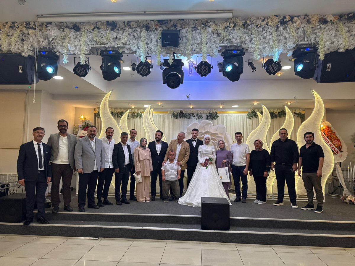 Behadir's tweet photo. Zümrütevler Teşkilat Başkanımızın kıymetli oğlunun düğün merasimine katılarak bu mutlu günlerine şahitlik ettik.

Nikah şahitliğini yapmaktan büyük mutluluk duyduğum genç çiftimize bir ömür boyu huzur, sağlık ve mutluluk diliyorum. Rabbim yuvalarını daim, muhabbetlerini baki eylesin. 🤲🏻