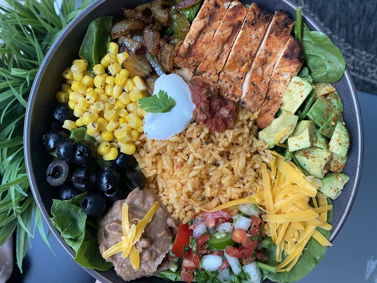 drawntosenia's tweet photo. I like my plates colorful and packed with veggies! https://t.co/MPj7g0Nyfm