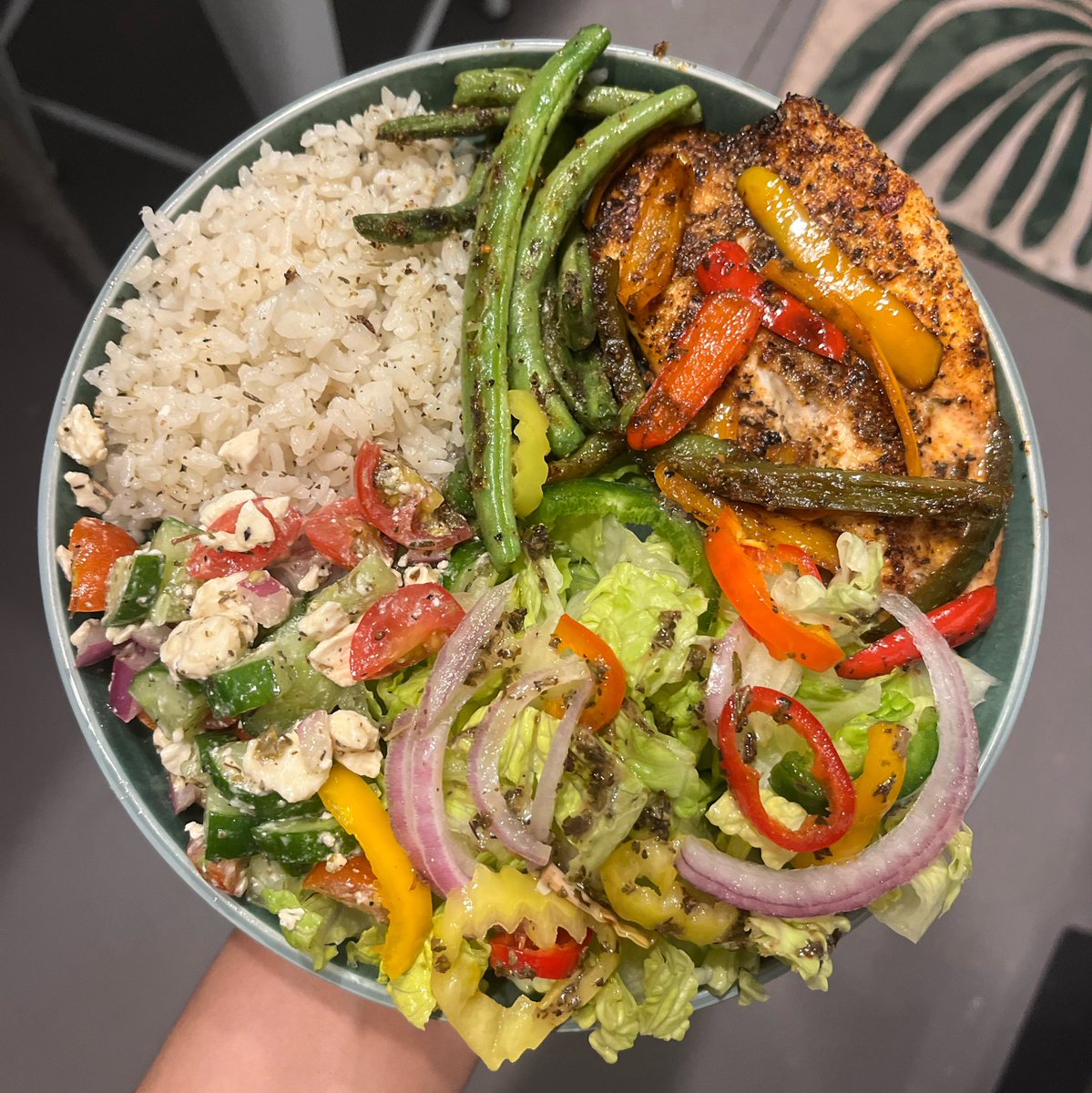 drawntosenia's tweet photo. I like my plates colorful and packed with veggies! https://t.co/MPj7g0Nyfm