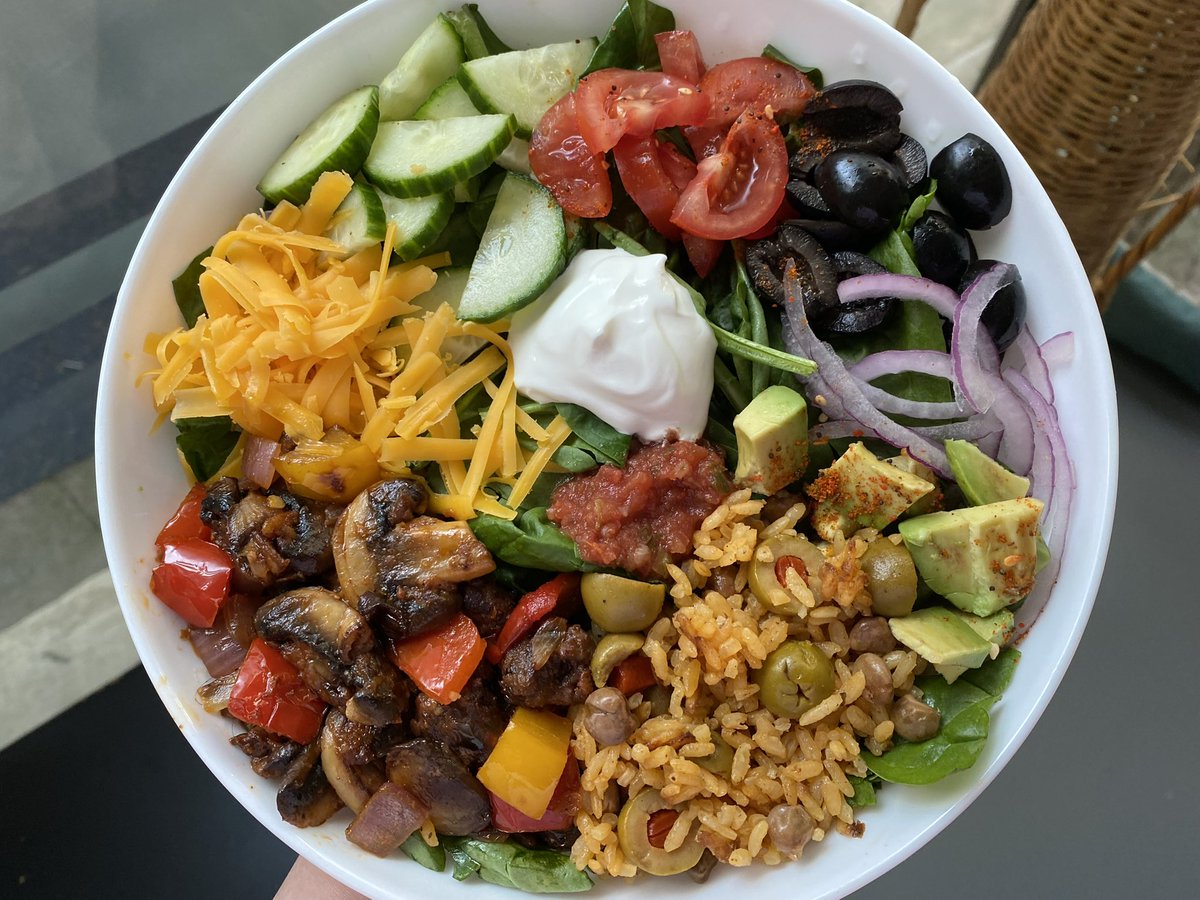 drawntosenia's tweet photo. I like my plates colorful and packed with veggies! https://t.co/MPj7g0Nyfm