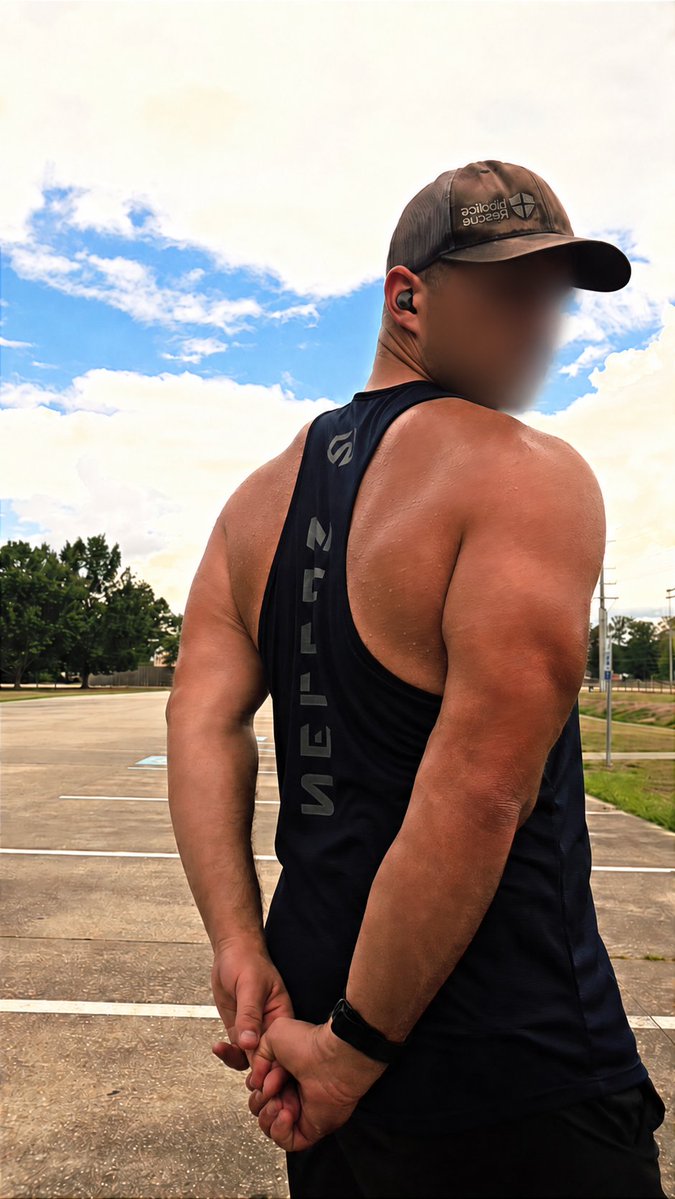 TheHimboUser's tweet photo. This big boy can still run good
.
.
.
#himbo #gym #hairy #masculine #muscular #dadbod #daddy https://t.co/141FcUsUnP