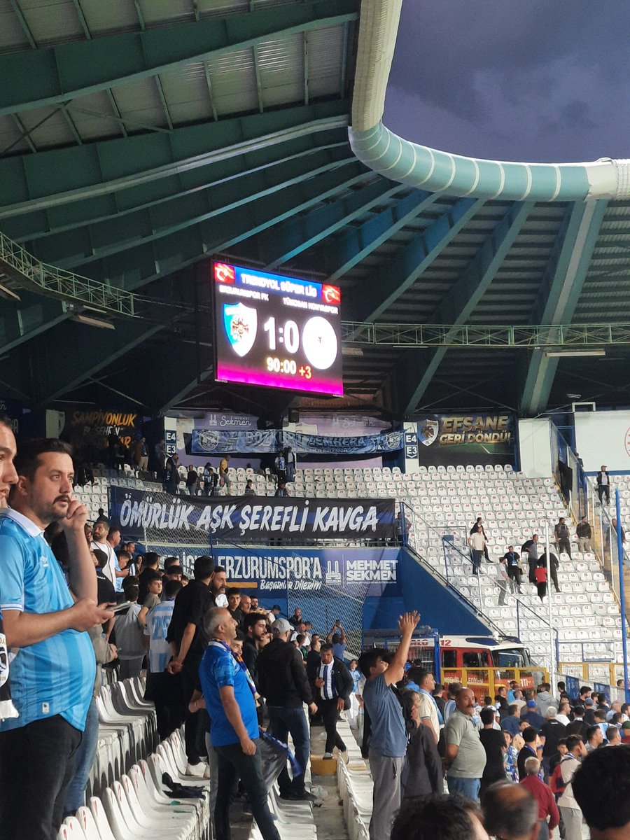 birdadasov's tweet photo. Maç ayırt etmeden her zaman yanındayız! 💙🤍
#ERZvKNY https://t.co/UZNDOtLLq1