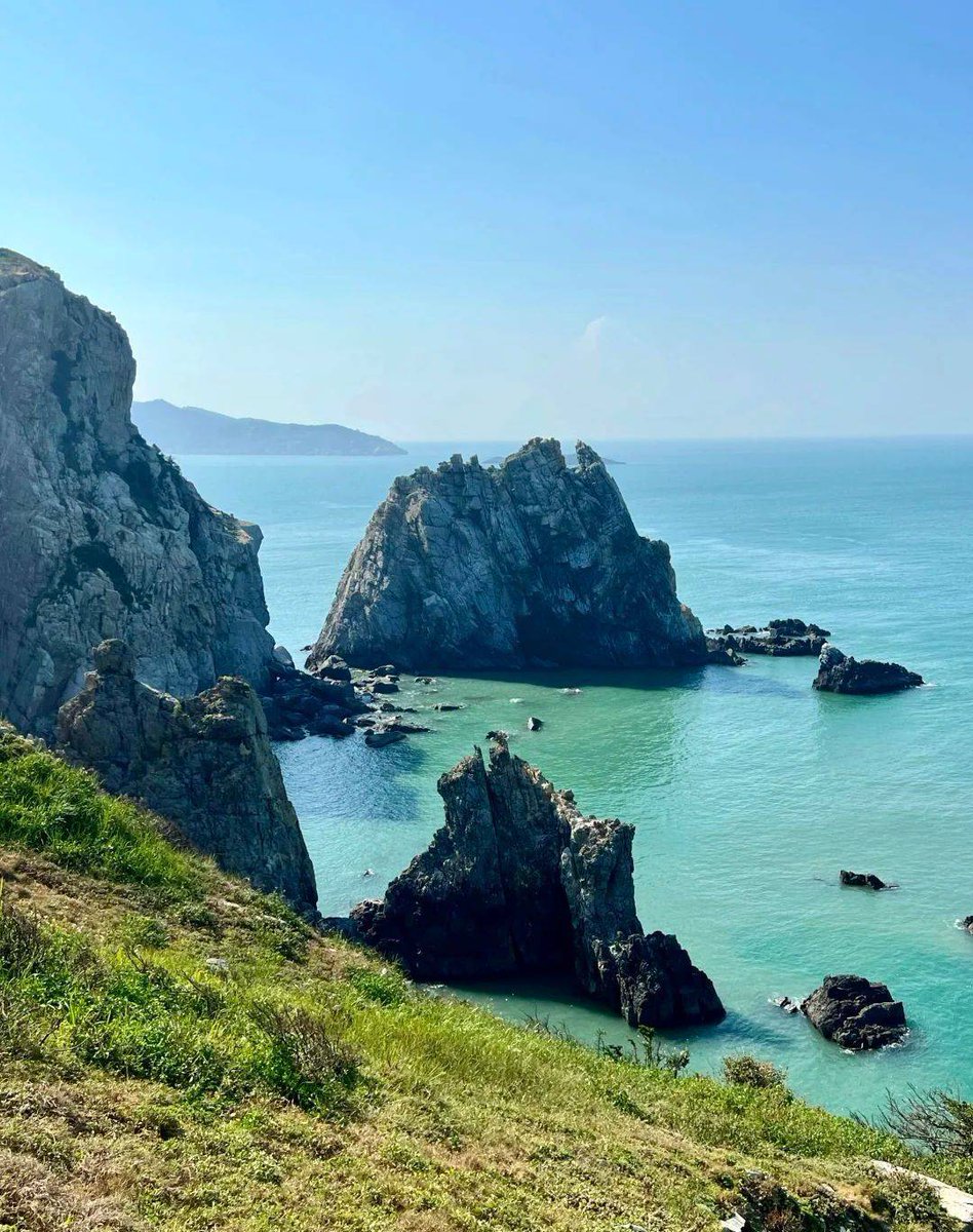 EdmundWhitepw5's tweet photo. Just stumbled on a hidden coastal path with golden cliffs and waves crashing below—this unplanned detour just made my whole week, https://t.co/ynXHzJZgfa