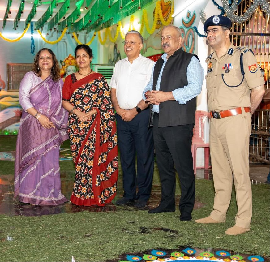 dgpup's tweet photo. श्रीकृष्ण जन्माष्टमी के पावन अवसर पर अपनी धर्मपत्नी एवं वामा सारथी की अध्यक्षा श्रीमती मीनाक्षी सिंह के साथ रिजर्व पुलिस लाइन्स, एवं अन्य पुलिस परिसरों में  विधि-विधान से पूजन-अर्चन कर प्रदेश एवं समस्त पुलिस परिवार की सुख-समृद्धि और मंगल की कामना की।

इस पावन अवसर पर मुख्य सचिव श्री एस.पी. गोयल जी का सपत्नीक स्वागत एवं उन्हें स्मृति-चिह्न भेंट करने का सौभाग्य प्राप्त हुआ।