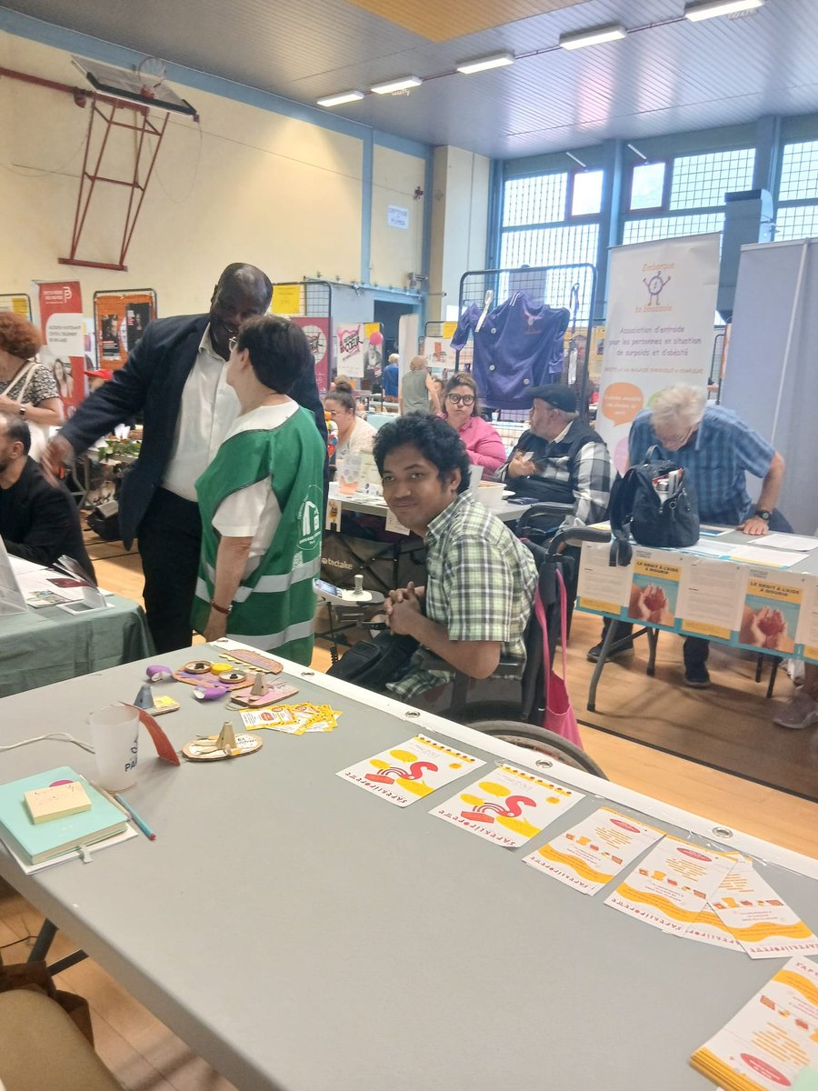 MohamadParis20's tweet photo. Au Forum des associations de #Paris20 pour échanger avec nos concitoyennes et concitoyens qui s'engagent avec les moyens du bord, au quotidien pour les habitants de #Paris20 https://t.co/TEE1WUT1EP