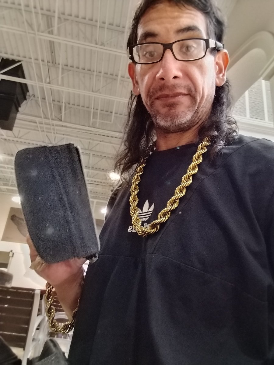 RaymondTorresP1's tweet photo. In style since est 1984 pesetero bling bling 💎🥸 🪙 🚌🏃🛑🧑‍⚖️💯👀📻📰🥳 https://t.co/BkBi2CbPb4