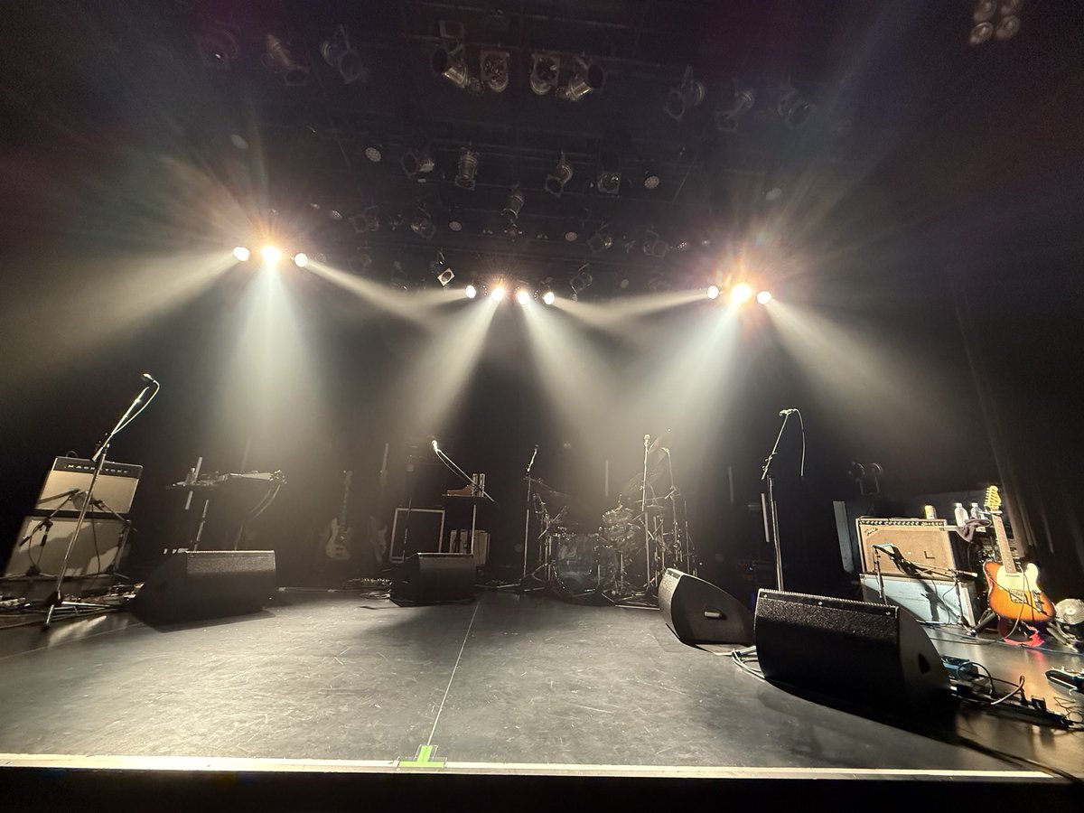 kuuuu2020's tweet photo. 大阪BIGCAT
髪を振り乱してギターをかき鳴らす君島さんと相反するような向こう髪はintroアレンジから鳥肌
4人のアイコンタクトも見える距離で音が絡んでいく瞬間まで目の前で見られた
Wアンコールは一発目の音に心臓を撃ち抜かれ最後は違う世界へ連れて行かれた
残すはLIQUID
終わりたくない
#SBT https://t.co/N0TJh6W1u8