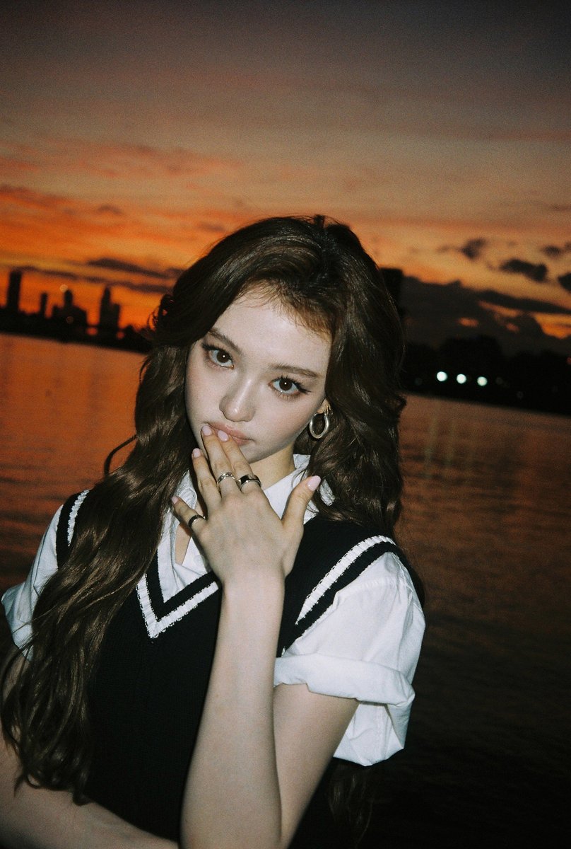 OFFICIAL_MEOVV's tweet photo. ˚₊‧꒰ა meovv 2 pawmpawm ໒꒱ ‧₊˚ 

#MEOVV #미야오 #ELLA #엘라
#LETSMEOVV #2YearsOfMEOVV
#THEBLACKLABEL #더블랙레이블 https://t.co/nbwOeW6YSe