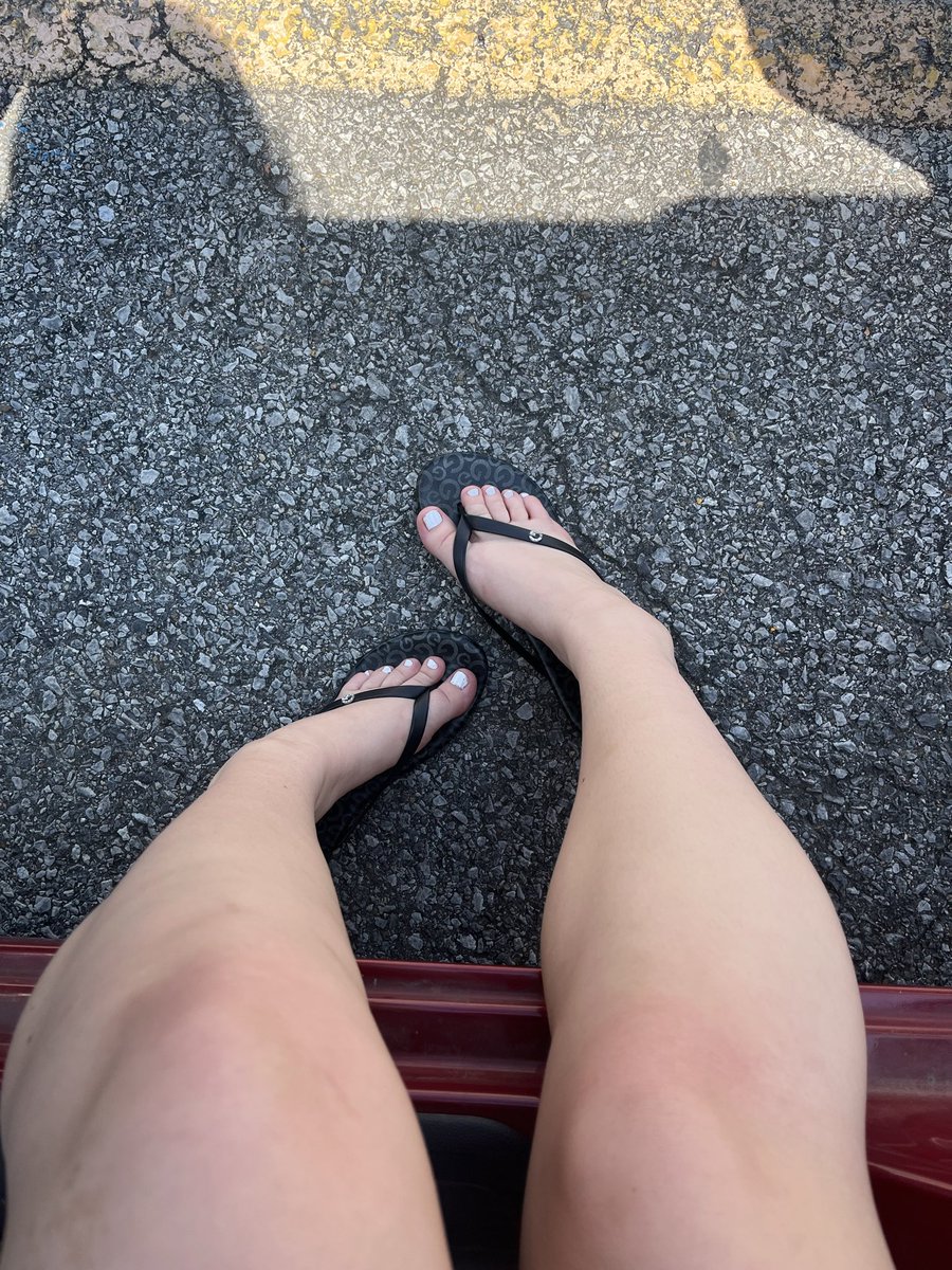 prettytoevic's tweet photo. Hey 👣👣 dm meeee

Daddy paypig toes feet dirty feet flip flops https://t.co/h6inuFZicz