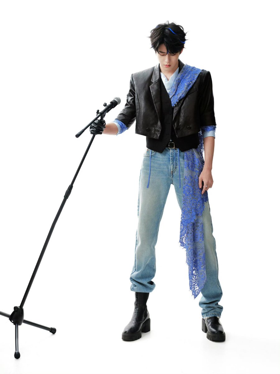 jinnychs's tweet photo. Stylist รอบนี้ให้คะแนนเต็ม แจ็คเก็ตเป็น Crop เลยทำให้ลูกไม้มันดึงความแข็งแรงของยีนส์+แจ็คเก็ตหนังให้ดูซอฟต์ เสื้อกั๊กสีดำข้างในทำให้ภาพรวมของลุคนี้ดูซนแต่ก็ซ่อนความ Dignified เอาไว้ รองเท้าบูทสีดำมีส้นยิ่งเสริมให้ขาดูยาวขึ้น แล้วขากางเกงที่กองตรงข้อเท้าไม่ทำให้รกตาเลย ภาพรวม 🔟 https://t.co/5YmkZXX8YA
