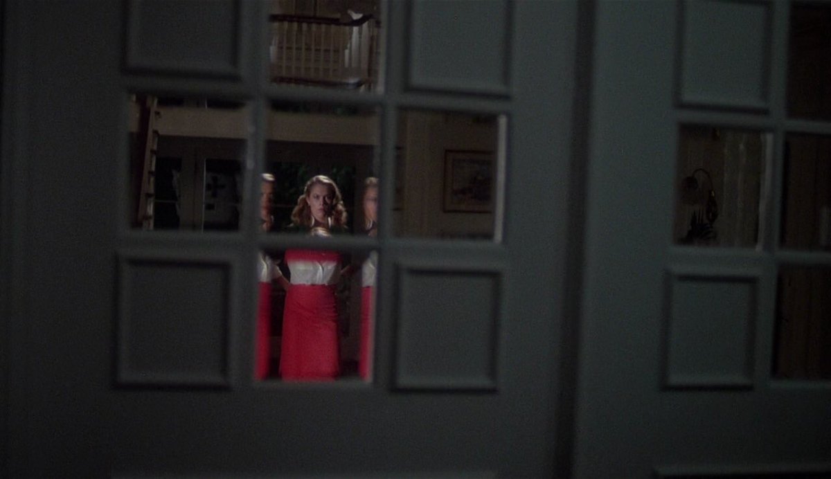 KarineMDonelle's tweet photo. Revu La Fièvre au corps (Body Heat) de Lawrence Kasdan.
Le plaisir du film noir bien mené, avec son intrigue machiavélique, la beauté de la photo, l’ambiance moite et sensuelle, Kathleen Turner diablement charismatique dans un rôle (son tout 1er) délicieusement vénéneux. J’adore. https://t.co/ezr5EUDeQM