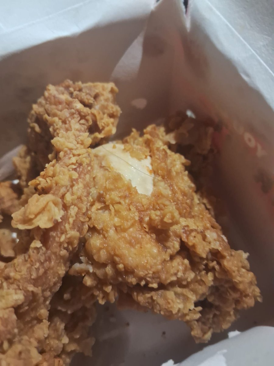 Attenderff's tweet photo. Disgusting hygiene standard by @Swiggy @SwiggyCares &amp; @KFC_India (Surathkal)!
​Found a strand of hair stuck right onto the fried chicken in my Ultimate Savings Bucket (Order #247591188151898). Completely contaminated &amp; unhygienic.
​Call on 8081414981 https://t.co/jeZ2cBOIOs
