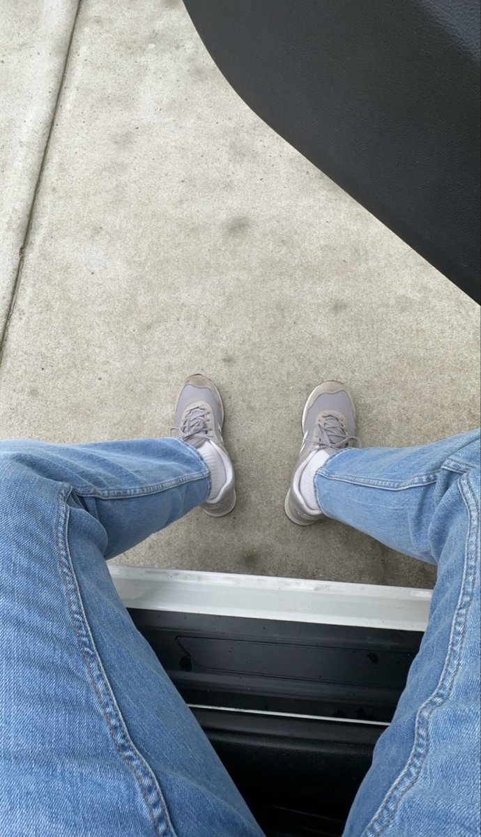 Braxtonsxs's tweet photo. Game day. Who wants to buy my beer https://t.co/Mt1kuqdfuQ