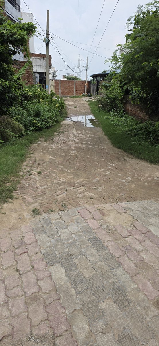 priyankm03's tweet photo. @VaranasiCdo @PMOIndia Mananiya  @PMOIndia  ye halat hai complaint road ki, humne gram pradhan ko Upar ka paisa dene ko mana kiya or aaj Aadhi Colony ki Road ban chuki hai or hume rishwat na dene ka bhog bhogna ho raha hai. https://t.co/hyvej4yUXL