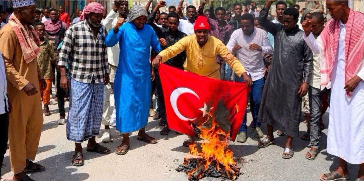 Abdullahi_oho's tweet photo. Angry protesters burned the Turkish flag after a Turkish drone struck the home where General Mahad Abdirahman (Shub) was staying in the town of Dolow, in Somalia's Jubaland State, Last thrusday. https://t.co/Gh4fdlVKOx