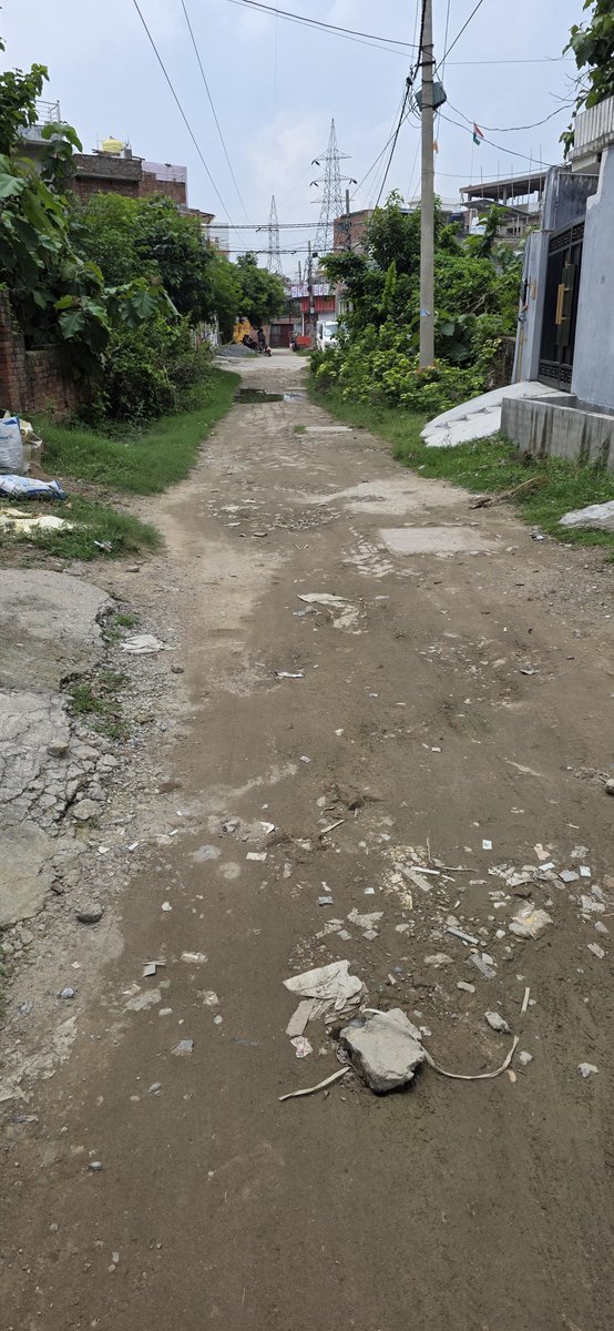 priyankm03's tweet photo. @VaranasiCdo @PMOIndia Mananiya  @PMOIndia  ye halat hai complaint road ki, humne gram pradhan ko Upar ka paisa dene ko mana kiya or aaj Aadhi Colony ki Road ban chuki hai or hume rishwat na dene ka bhog bhogna ho raha hai. https://t.co/hyvej4yUXL