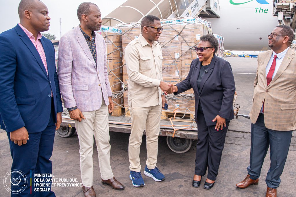 MinSanteRDC's tweet photo. Face à l'épidémie de maladie à virus Ebola, la solidarité africaine se concrétise ! La République démocratique du Congo salue l'appui précieux de la République-Unie de Tanzanie, qui a remis un don important d'équipements et d'intrants médicaux pour soutenir nos équipes sur le terrain.

Au nom du Gouvernement et du Ministre de la Santé Publique, *le Dr Romain Muboyayi* (Directeur de Cabinet) a exprimé la profonde gratitude de la RDC envers le peuple tanzanien, son Gouvernement et S.E. Mme la Présidente de la République de Tanzanie.

Le Gouvernement congolais s'engage à acheminer ces matériels en toute transparence vers les zones de santé qui en ont le plus besoin pour protéger les populations et nos soignants.