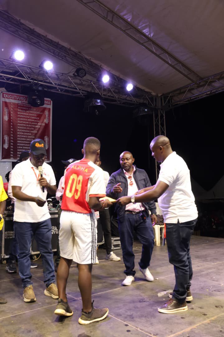 shakzboutiqmbra's tweet photo. Happening now 
Ekigutuuro kya @BoonaFm Rukungiri 

Awarding cyclists winners n awards

#foryoupage #ekigutuurokyaboonafm26 #BoonaFmAT9 
#boonafm https://t.co/5ophjVt8nK
