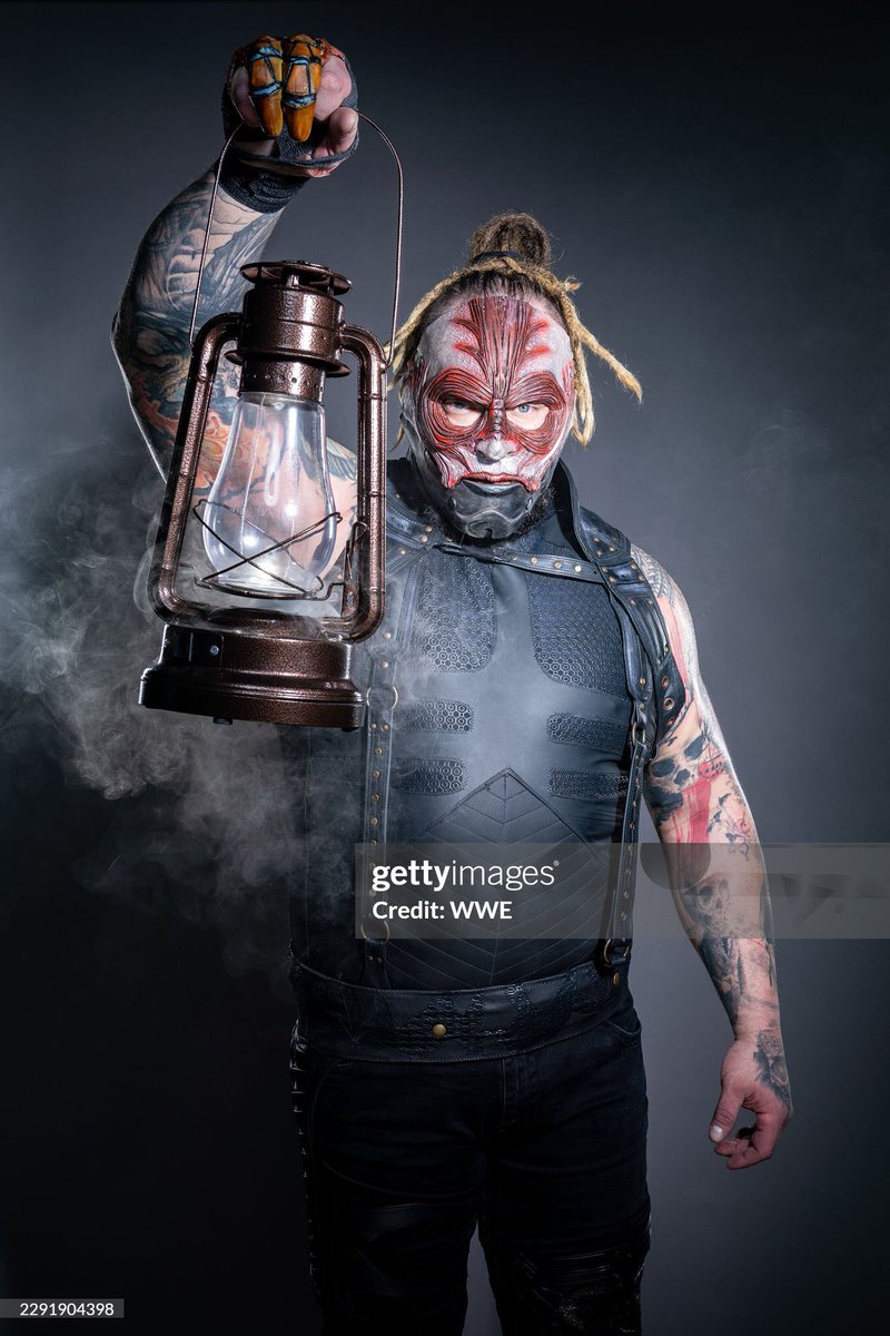 SimonSolis48261's tweet photo. Yoooo, I was never seen Bray Wyatt does the poses before since he passed away https://t.co/s6ptWDqkJ5