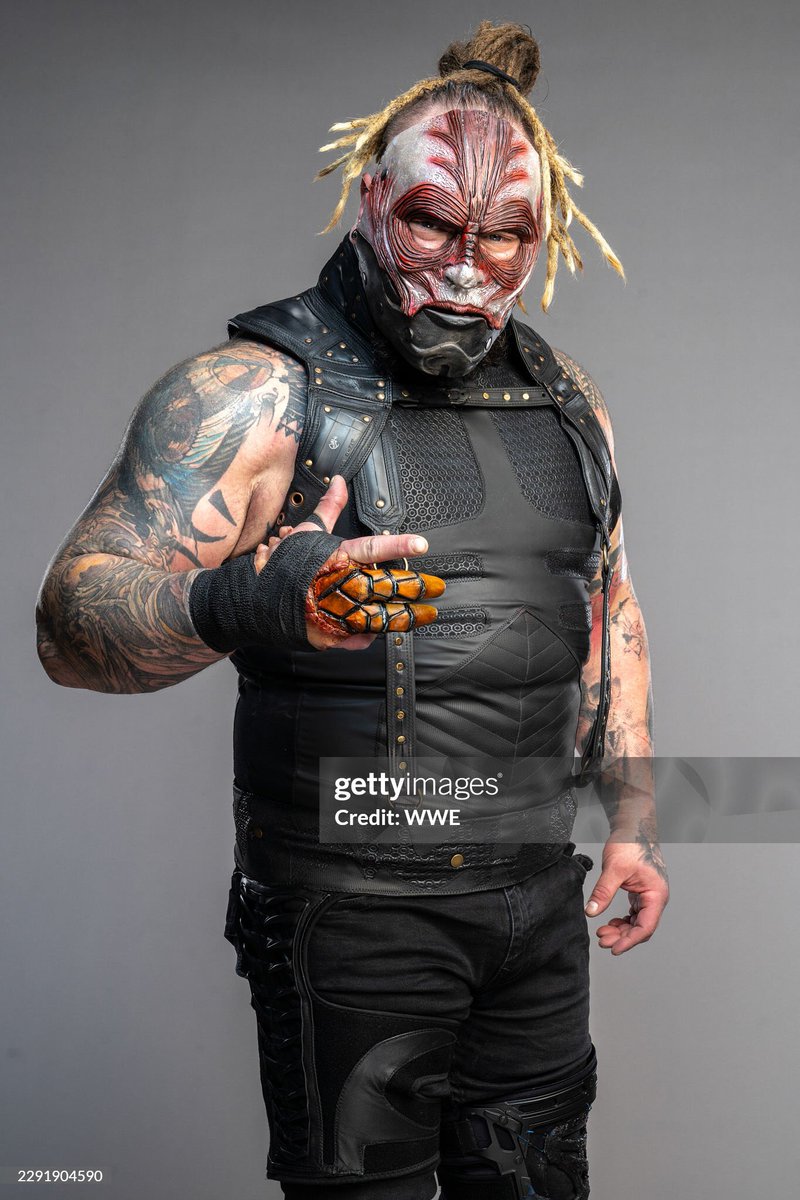 SimonSolis48261's tweet photo. Yoooo, I was never seen Bray Wyatt does the poses before since he passed away https://t.co/s6ptWDqkJ5