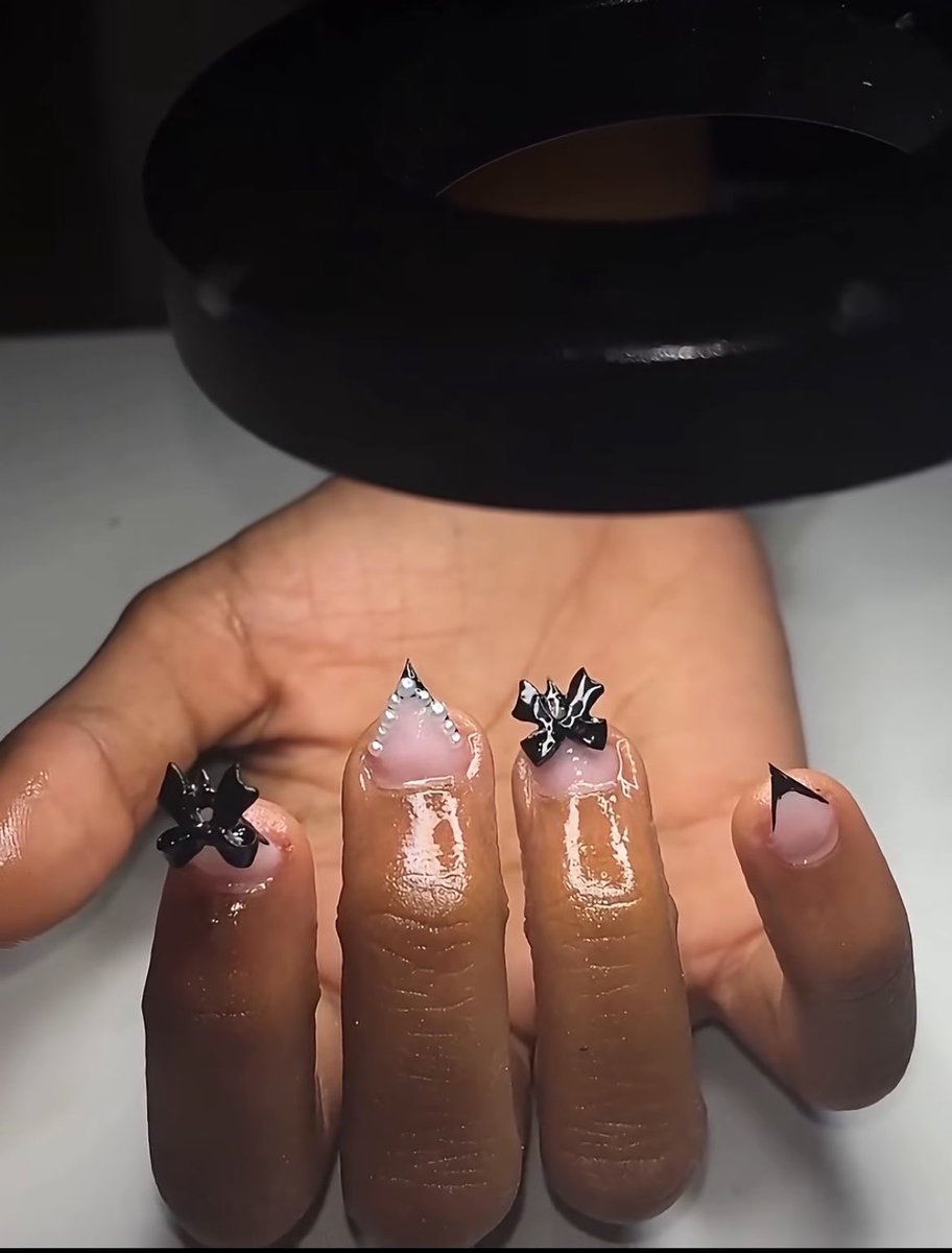 MsRuby_'s tweet photo. So this is what they mean by short stilleto😭😭😭🤚🏾🤚🏾🤚🏾 https://t.co/pXvQH9hFWN