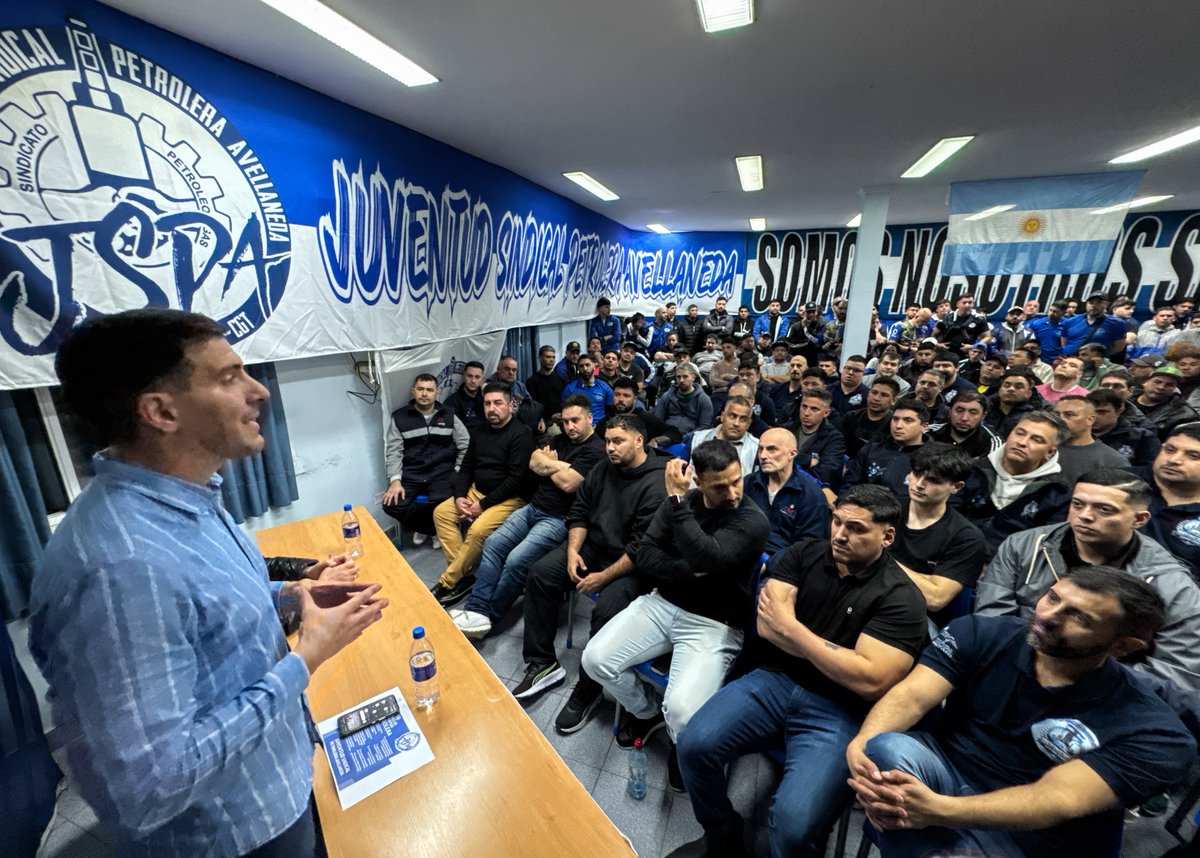 JuventudPetrol5's tweet photo. 6𝗧𝗢. 𝗔𝗡𝗜𝗩𝗘𝗥𝗦𝗔𝗥𝗜𝗢
"𝗨𝗻𝗮 𝘀𝗼𝗹𝗮 𝗷𝗼𝗿𝗻𝗮𝗱𝗮, 𝗔𝗡̃𝗢𝗦 𝗗𝗘 𝗧𝗥𝗔𝗕𝗔𝗝𝗢"
 
𝖦𝗋𝖺𝖼𝗂𝖺𝗌, 𝗁𝖾𝗋𝗆𝖺𝗇𝗈𝗌 𝖽𝖾 𝗅𝖺 𝗝𝗨𝗩𝗘𝗡𝗧𝗨𝗗 𝗦𝗜𝗡𝗗𝗜𝗖𝗔𝗟 𝗣𝗘𝗧𝗥𝗢𝗟𝗘𝗥𝗔 𝗗𝗘 𝗔𝗩𝗘𝗟𝗟𝗔𝗡𝗘𝗗𝗔.

¡𝗩𝗔𝗠𝗢𝗦 𝗣𝗘𝗧𝗥𝗢𝗟𝗘𝗥𝗢𝗦 𝗨𝗡𝗜𝗗𝗢𝗦! https://t.co/n4926cJAfj