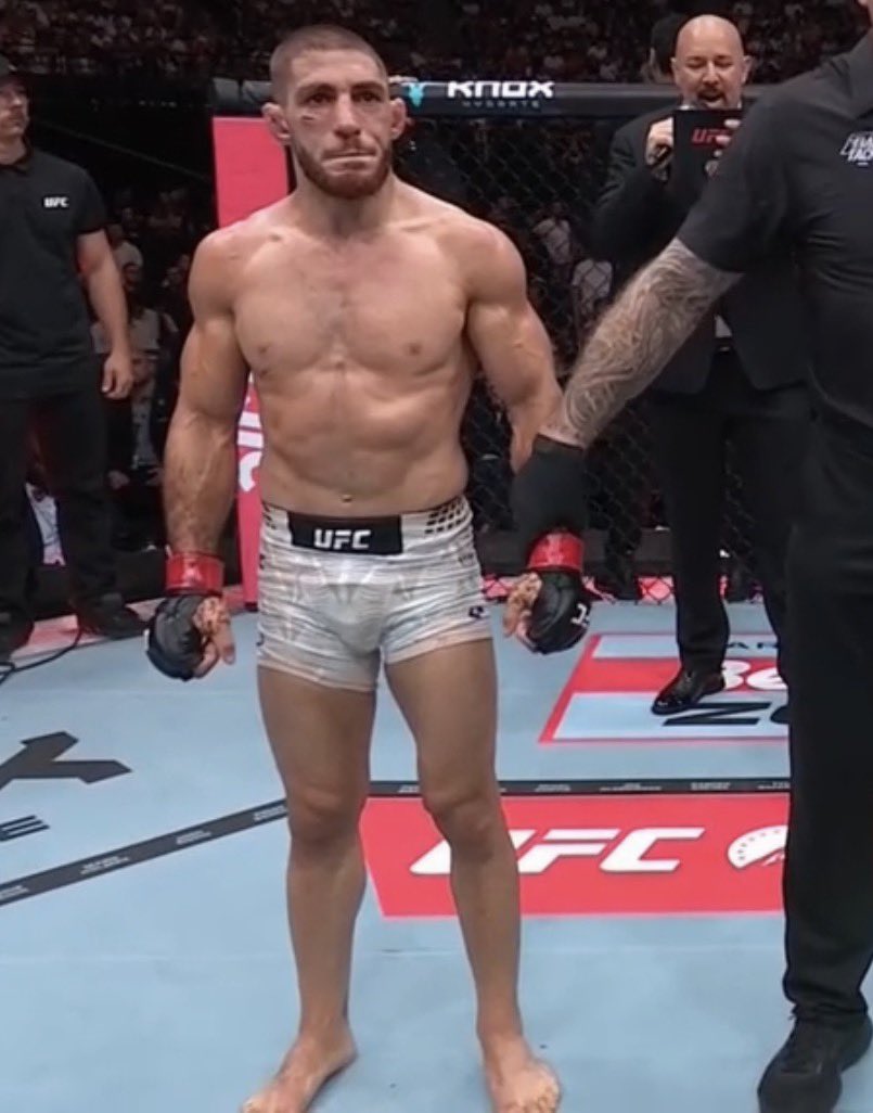 finz_the's tweet photo. How my bankroll looks at me halfway thru a card:

#UFCParis https://t.co/WlOdukgmhC