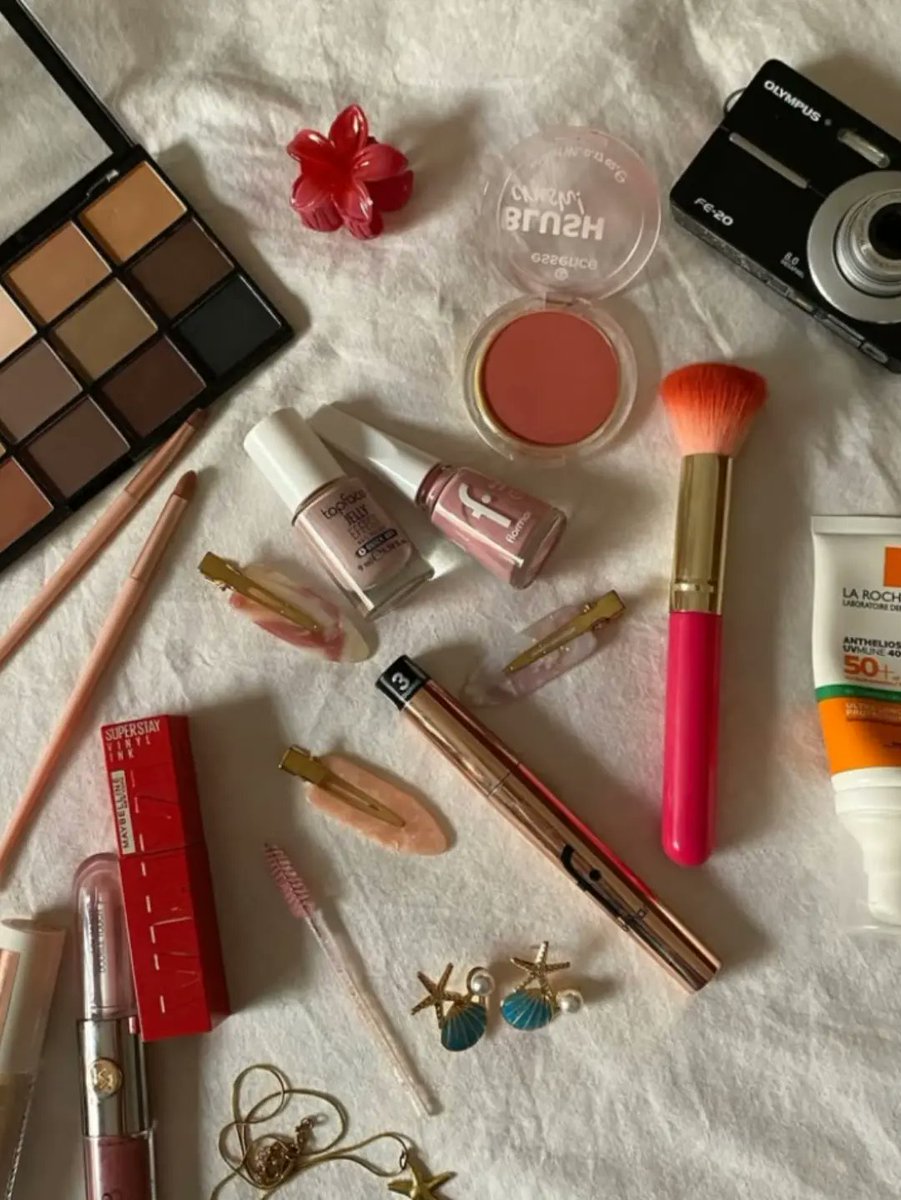 julioc63's tweet photo. Summer make up essentials🌞🧸 https://t.co/NV3HnrFoN4