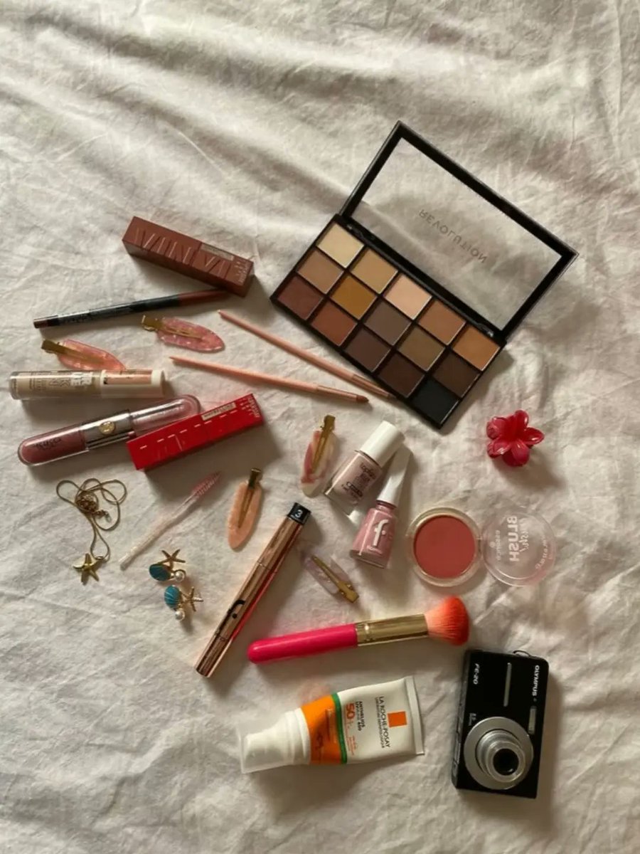 julioc63's tweet photo. Summer make up essentials🌞🧸 https://t.co/NV3HnrFoN4