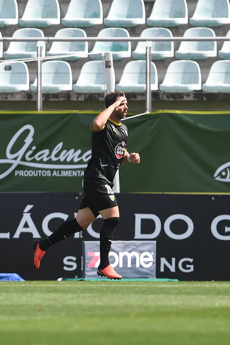 CDTondela1933's tweet photo. A continência 🫡 está de regresso ⚽🤩
©️ Liga Portugal
#CDTondela #CDTFCPB https://t.co/qWoUN4SPwb