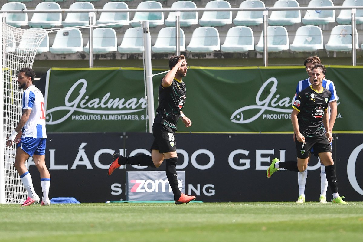CDTondela1933's tweet photo. A continência 🫡 está de regresso ⚽🤩
©️ Liga Portugal
#CDTondela #CDTFCPB https://t.co/qWoUN4SPwb