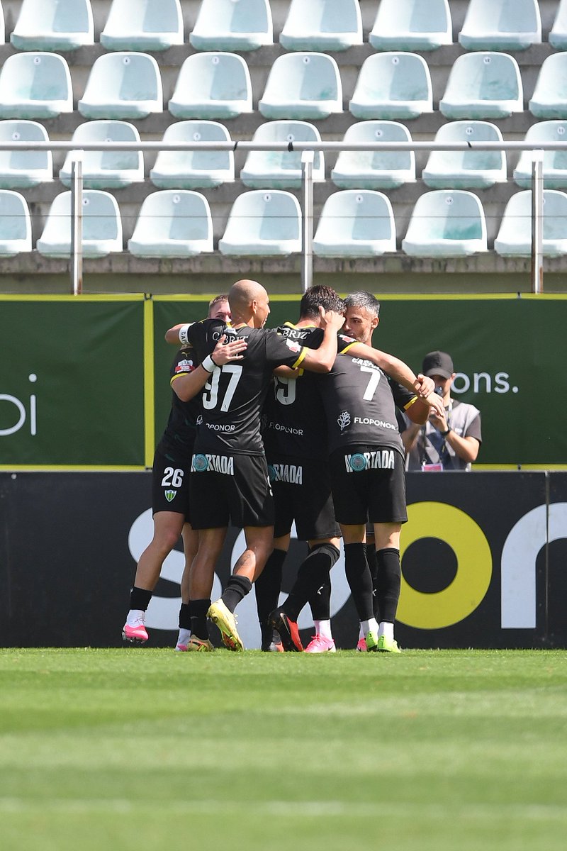 CDTondela1933's tweet photo. A continência 🫡 está de regresso ⚽🤩
©️ Liga Portugal
#CDTondela #CDTFCPB https://t.co/qWoUN4SPwb