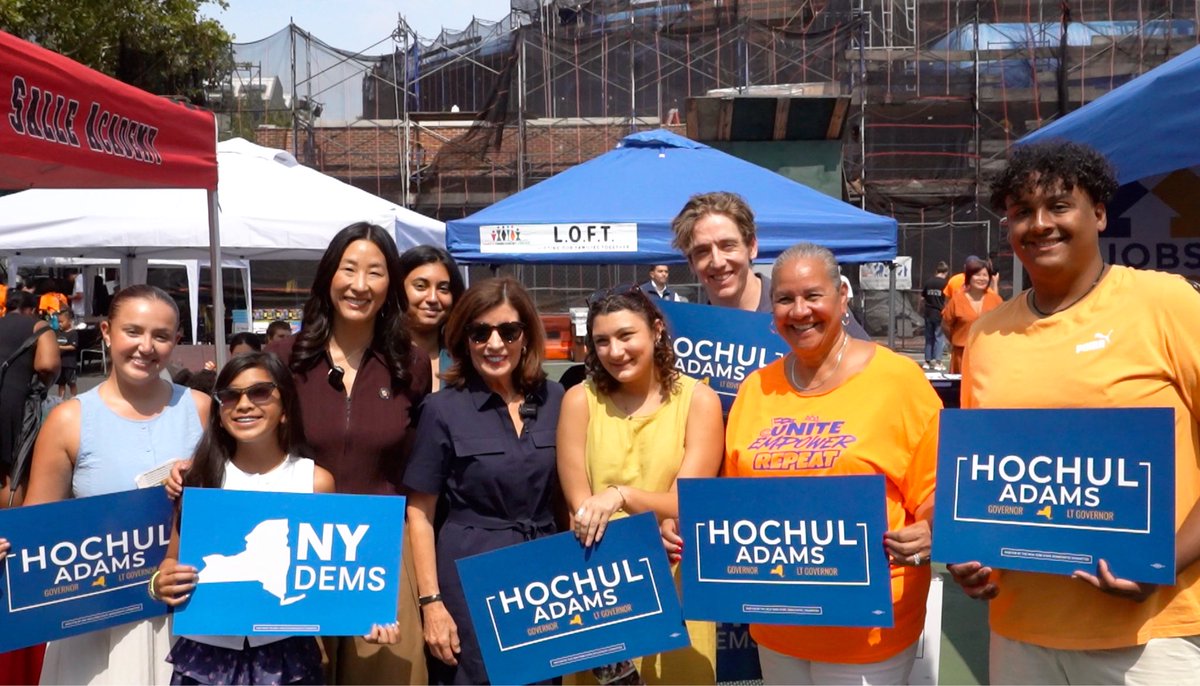 graceleefornyc's tweet photo. Proud to welcome @KathyHochul to the Lower East Side for the 10th Annual LES United Festival Backpack Giveaway, hosted by @whynotcaremore and @District1NYC. Over 1,000 free book bags and school supplies were given today, helping every child start the school year ready to thrive. https://t.co/cndHId1njD
